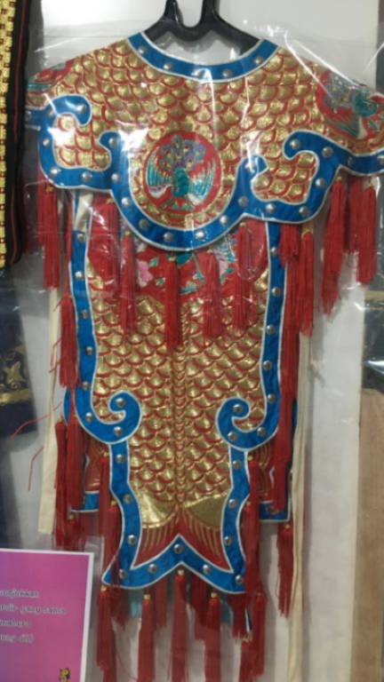 Kostum tari sword dance